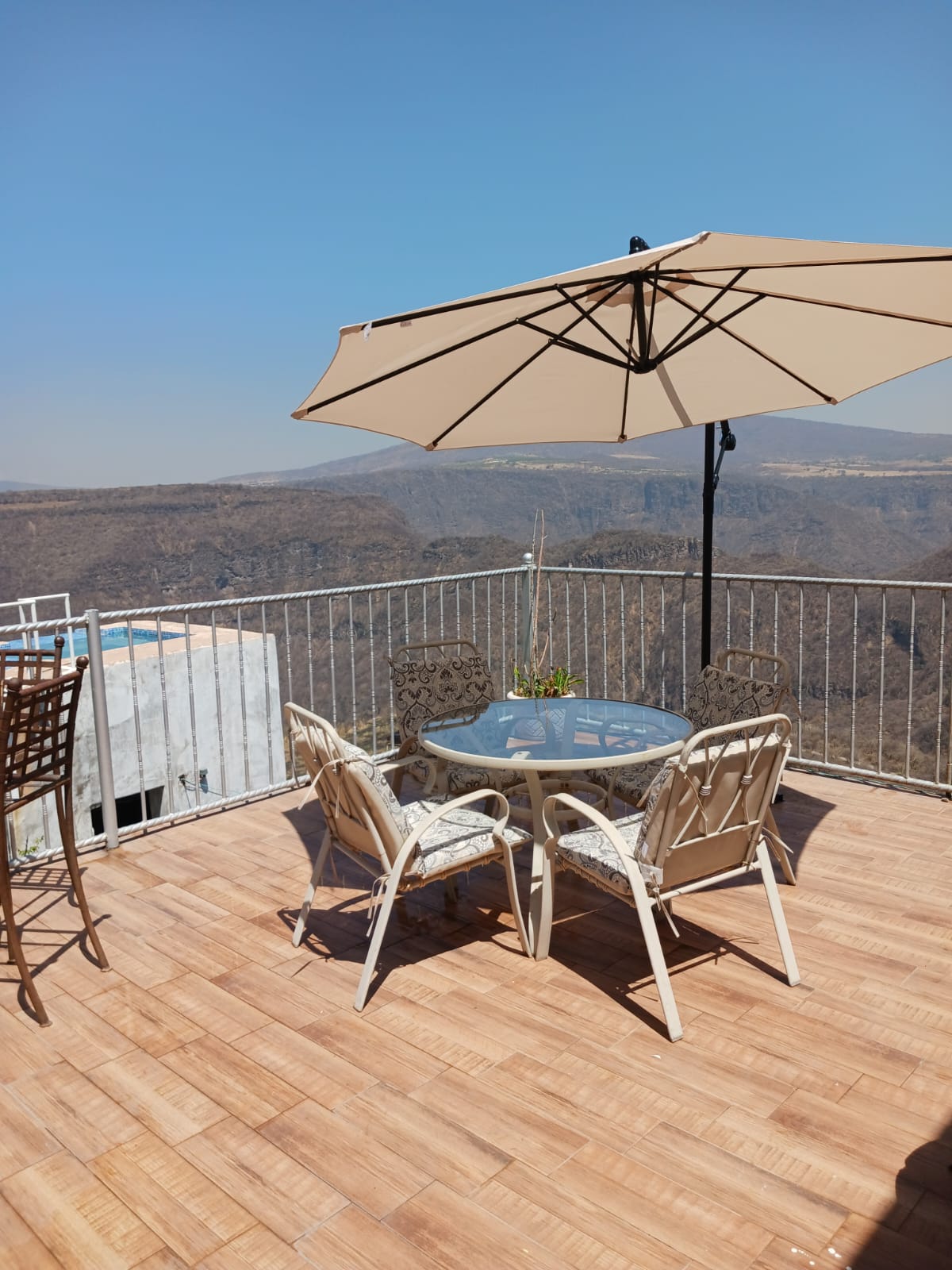 Balcón superior con vistas al paisaje