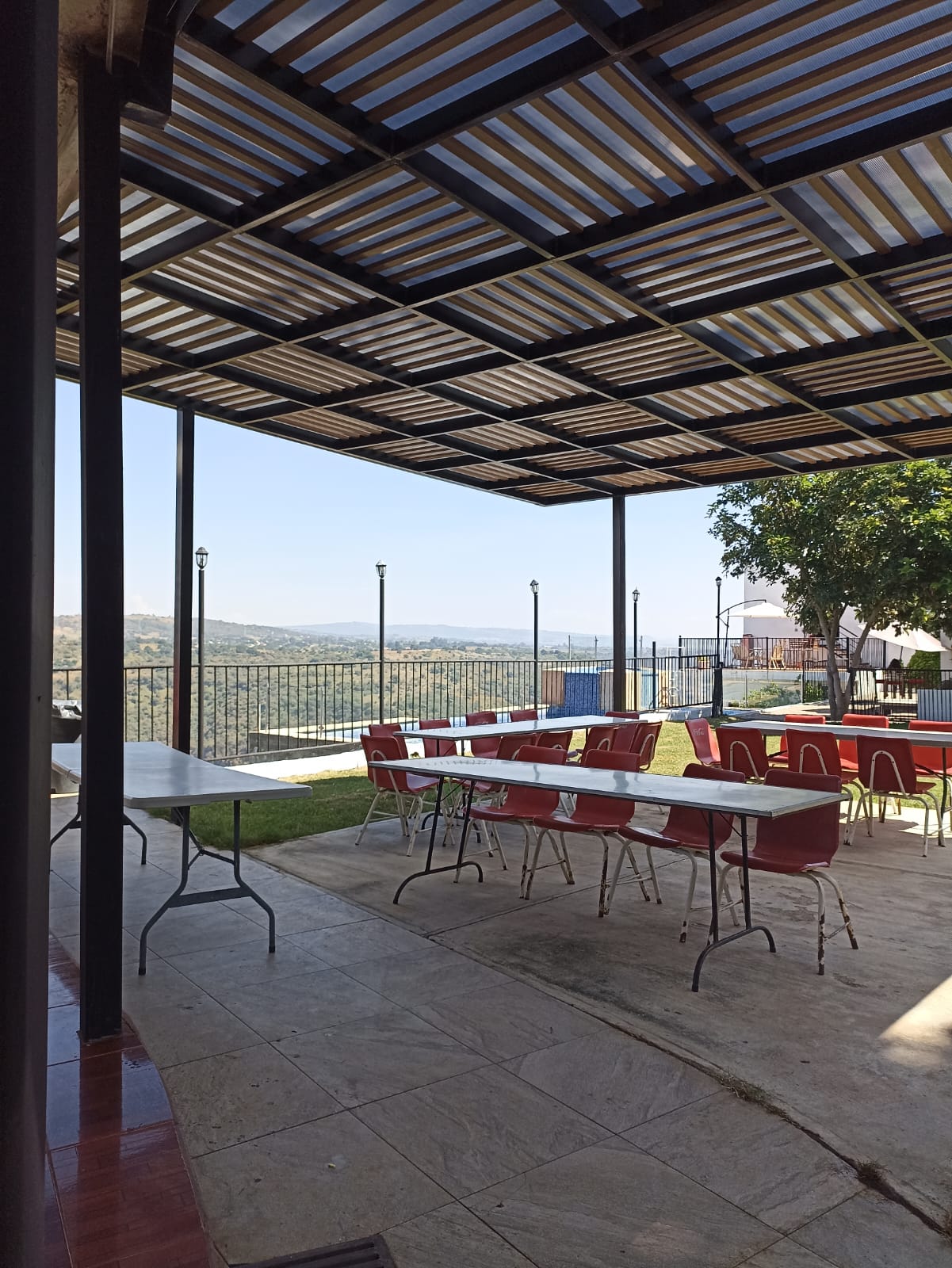 Pérgola principal con área de descanso y sombra