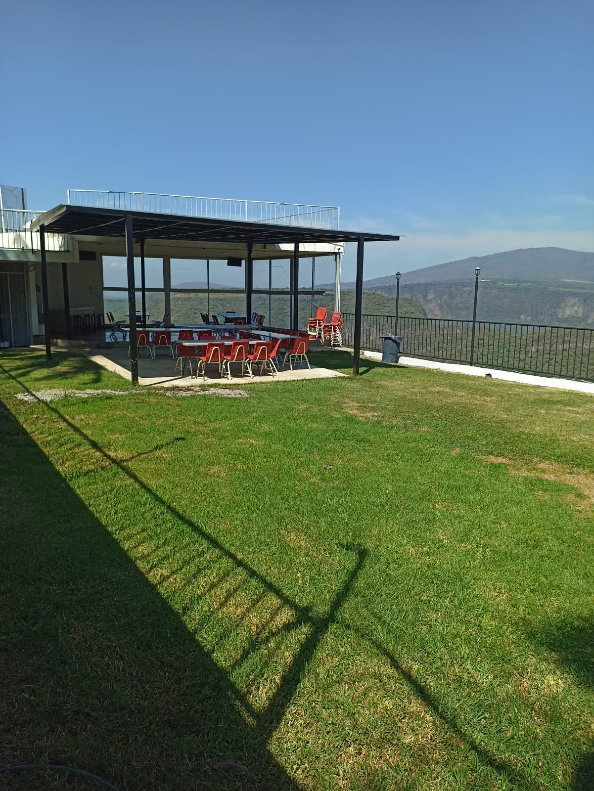 Vista de la terraza principal con amplio espacio